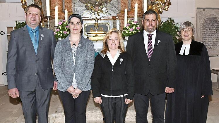 Die silbernen Konfirmanden (von links) Martin Spiller, Petra Sesselmann, Sandra Stützinger, Jürgen Herath und Pfarrerin Weisensee