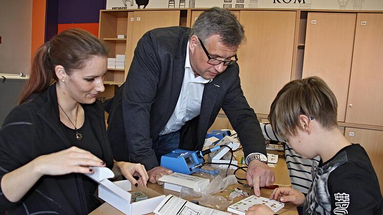 Ob ihrer Sachkunde von den Schülern gern an der "Werkbank"  gesehen sind Lehrerin Anja Kilian und Uwe Rosenberger.Helmut Will