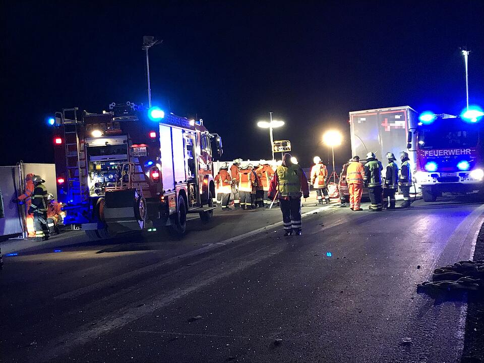 Tödlicher Unfall auf A9: Auto kracht in Lkw