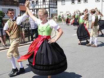 Die Landjugendgruppen zeigten so manches Tänzchen im Festzug.  Fotos: Michael Stelzner