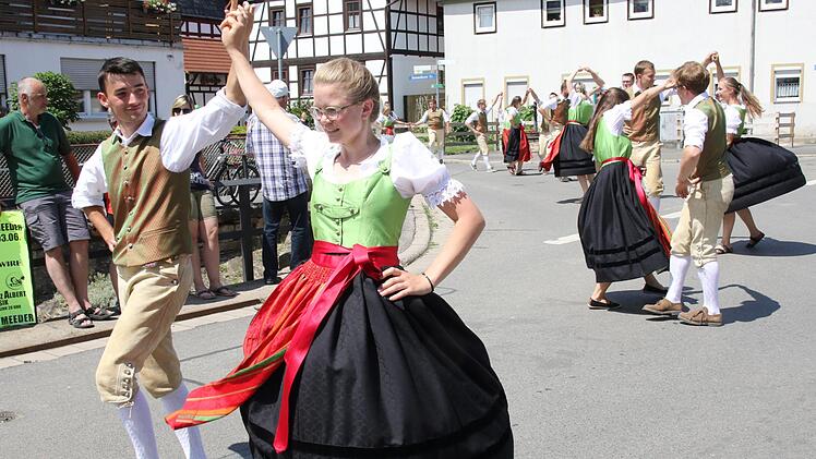 Die Landjugendgruppen zeigten so manches Tänzchen im Festzug.  Fotos: Michael Stelzner
