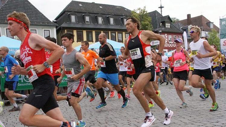 Die Veranstaltung zog auch heuer wieder etliche Laufsportbegeisterte aus nah und fern an. Hier am Rathaus nahm die sportliche Herausforderung ihren Auftakt. Foto: Mario Deller