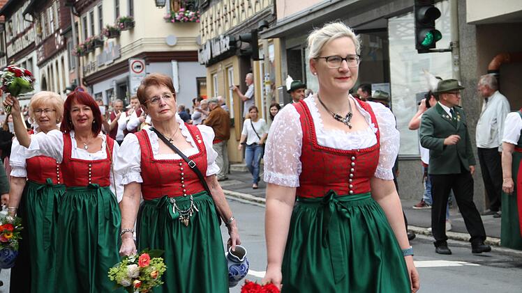 Die Schützendamen mit ihren prächtigen Dirndln.