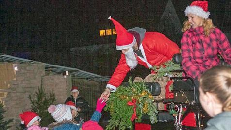 Der Nikolaus verteilte Geschenke an die Kinder.