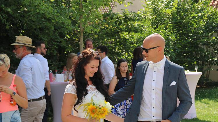 Im Garten des Museums konnten sich die Gäste von Marika Buschmann und Michael Kraus  gut verteilen.Hilmar Ruppert