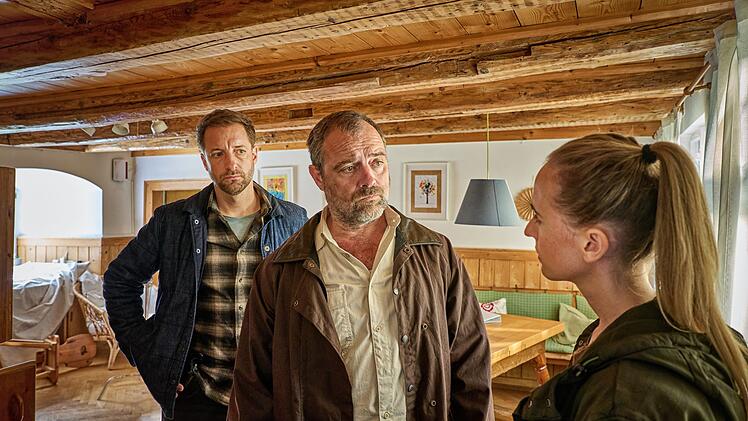 Martin Keller (Dominik Maringer, links) und seine Kollegin Annika Wagner (Nurit Hirschfeld) befragen Dr. Jochen Krimmer (Juergen Maurer), bei dem die betroffene Familie wohnte.