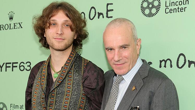 2024 gab Daniel Day-Lewis (rechts) den R&uuml;ckzug vom R&uuml;ckzug bekannt. Das Drehbuch f&uuml;r seinen Comeback-Film schrieb er gemeinsam mit seinem Sohn Ronan (Bild), der auch die Regie &uuml;bernahm.