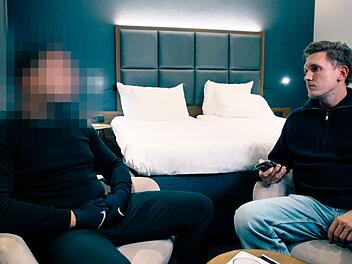 Filmemacher  Mirco Seekamp (rechts) befragt einen sogenannten Mordmakler, der Kinder und Jugendliche f&uuml;r Straftaten rekrutiert.