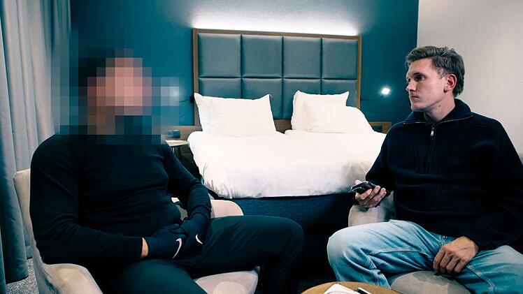 Filmemacher  Mirco Seekamp (rechts) befragt einen sogenannten Mordmakler, der Kinder und Jugendliche f&uuml;r Straftaten rekrutiert.