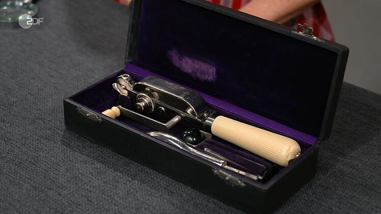 "Wir haben hier ein doch &auml;lteres Modell f&uuml;r Massagen, n&auml;mlich ein Handkurbel-Massageger&auml;t", stellte Expertin Annika Ra&szlig;bach fest. "Eigentlich hei&szlig;t es n&auml;mlich Johansens Auto-Vibrator." Den Wert des medizinischen Ger&auml;ts, dass gegen "Frauenleiden" helfen sollte, bezifferte sie auf 80 bis 100 Euro.