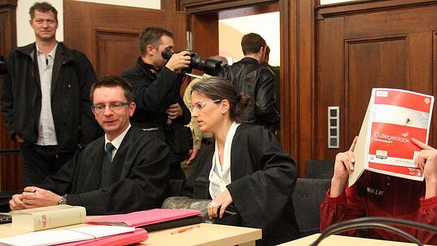 Am Donnerstag fand in Nürnberg im Justizpalast auf Sitzungssaal 619 die Auftaktverhandlung wegen des Mordes an der Besitzerin eines Lottogeschäftes statt. Einer der Angeklagten (rechts) sitzt am Donnerstag neben seinen Verteidigern John-Ruediger Albet und Anna Lottner. Foto: News5 / Ott