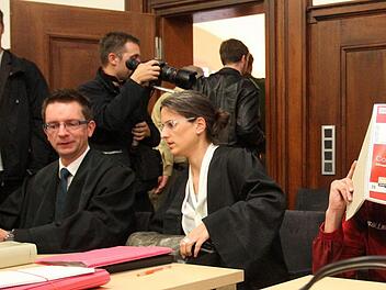 Am Donnerstag fand in N&uuml;rnberg im Justizpalast auf Sitzungssaal 619 die Auftaktverhandlung wegen des Mordes an der Besitzerin eines Lottogesch&auml;ftes statt. Einer der Angeklagten (rechts) sitzt am Donnerstag neben seinen Verteidigern John-Ruediger Albet und Anna Lottner. Foto: News5 / Ott