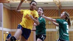 Starkes Durchsetzungsvermögen und Einsatzwille haben die 13-jährige Handballerin Britney Wagner in die Bayernauswahl gebracht. Ihre Gegnerinnen haben oft das Nachsehen. Fotos: Pfannes