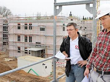 Polier Fritz Feiler (links) bereitet sich in luftiger Höhe auf den Richtfest-Spruch vor. Foto: Josef Hofbuaer