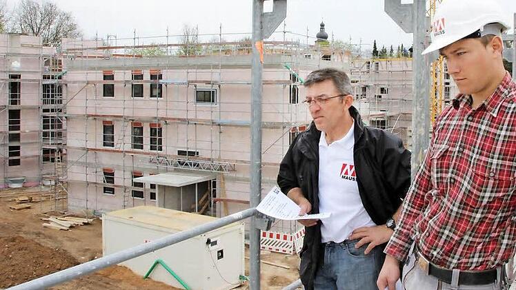 Polier Fritz Feiler (links) bereitet sich in luftiger Höhe auf den Richtfest-Spruch vor. Foto: Josef Hofbuaer