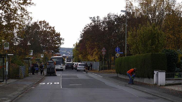 Wartende Schüler, Busse, abholende Eltern und ein paar "normale" Benutzer - vor der Don-Bosco-Schule entsteht immer wieder eine gefährliche Verkehrssituation.  Foto: Pauline Lindner