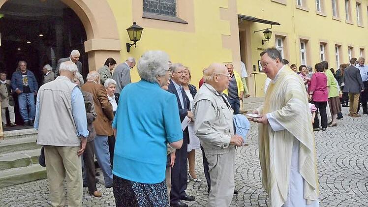 Viele Kronacher wollten Werner Pieper persönlich gratulieren.  Foto: Karl-Heinz Hofmann