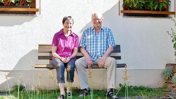 Ingrid Ihde (76) und Dieter Warnken (78) aus Bremen lieben die intakte Natur und die Wandermöglichkeiten in und um Burkardroth.  Foto: Sigismund von Dobschütz
