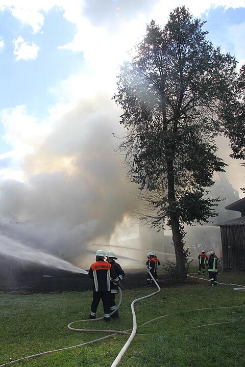 Lagerhalle in Au brennt