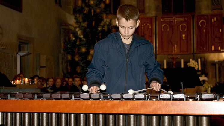 Ein Lied von Eckhard Kopetzki hatte sich Dominik Lenhart aus der Klasse 6a mit dem Marimbaphon ausgesucht. Er spielte den Titel "Boabab"