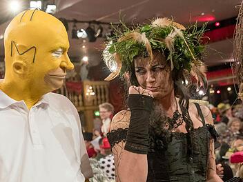 Die bayerische Wirtschaftsministerin Ilse Aigner als Hexe verkleidet (r) und der bayerische Finanzminister Markus Söder (beide CSU) als Homer Simpson bei der Prunksitzung in Veitshöchheim "Fastnacht in Franken". Foto: Daniel Karmann/dpa