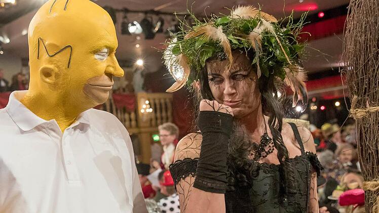 Die bayerische Wirtschaftsministerin Ilse Aigner als Hexe verkleidet (r) und der bayerische Finanzminister Markus Söder (beide CSU) als Homer Simpson bei der Prunksitzung in Veitshöchheim "Fastnacht in Franken". Foto: Daniel Karmann/dpa