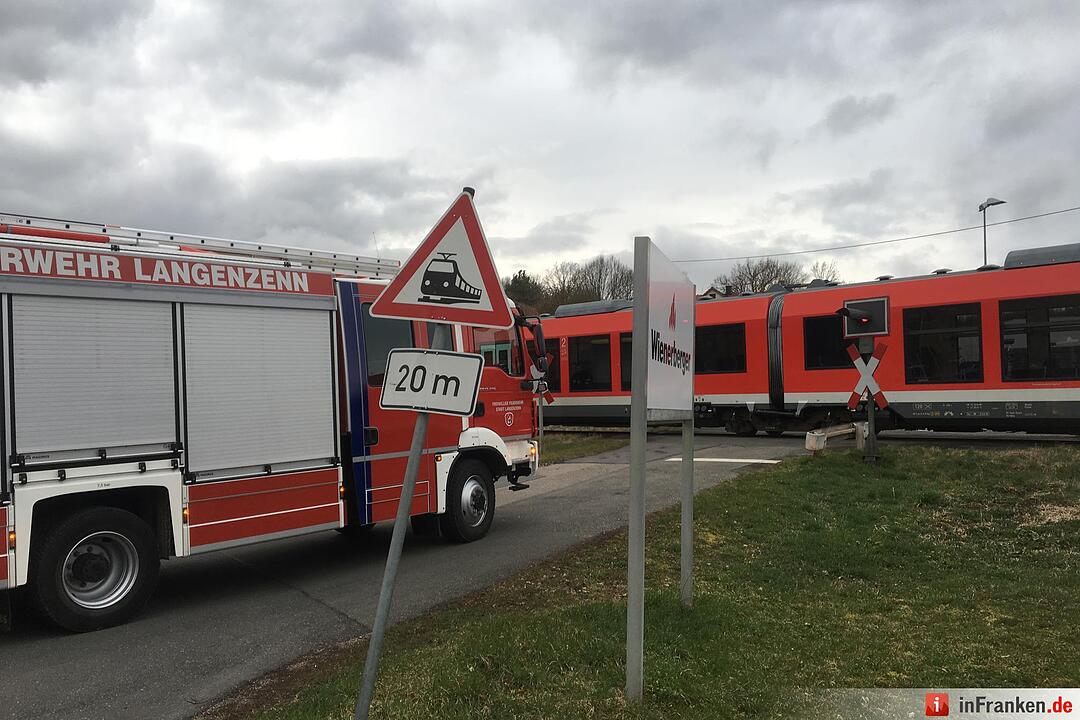 Landkreis Fürth: Regionalbahn erfasst Auto - vier Verletzte