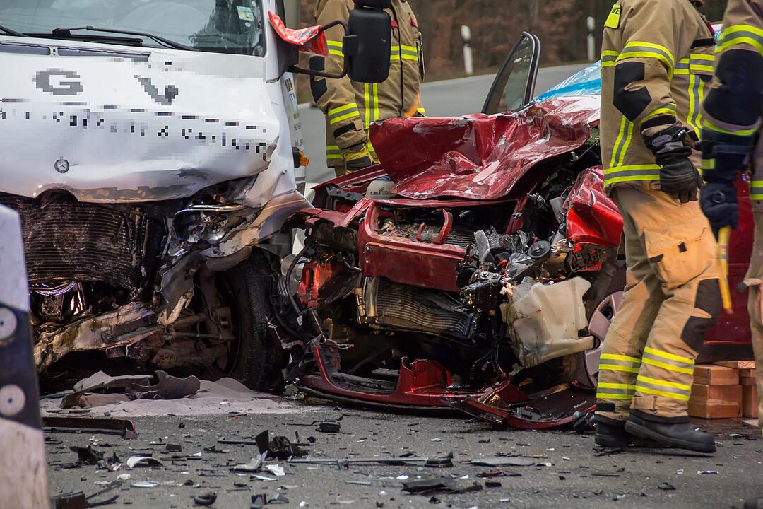 Fürth: Schwerer Unfall - Feuerwehr muss Frau befreien