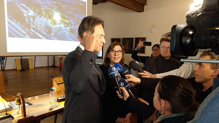 Michael Stoschek und Tina Maria Vlantoussi-Kaeser vor den KamerasFoto: Simone Bastian