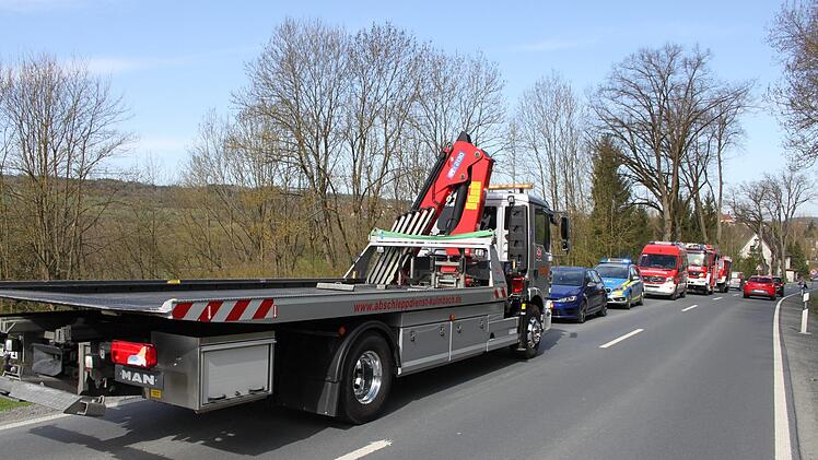 Die Bergung des Skoda gestaltete sich schwierig. Auf der B 303 kam es für mehrere Stunden zu Verkehrsbehinderungen.