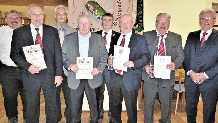 Ehrungen beim Gesangverein "Gemütlichkeit" Harsdorf (von links): Vorsitzender Manfred Zanner, Friotz Dörfler, Kreisvorsitzender Professor Klaus Hofmann, Edmund Schoberth, Bernd Kuhmann, Wilfried Löwinger, Emil Stein und Bürgermeister Günther Löwinger Foto: Werner Reißaus