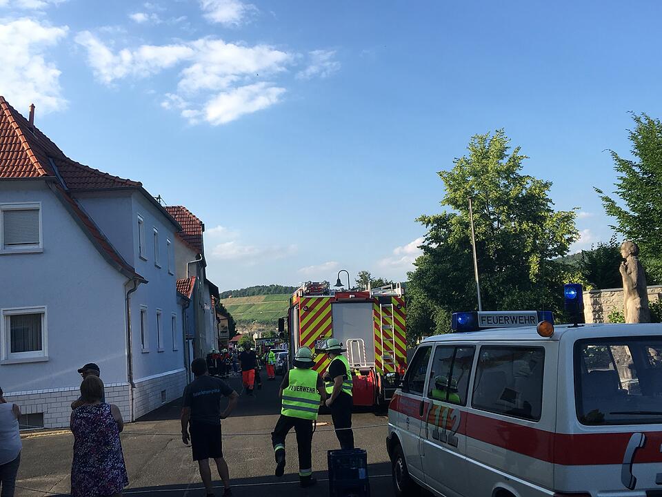 Wohnhaus in Unterfranken stürzt nach Verpuffung ein: Vier Menschen teils schwer verletzt