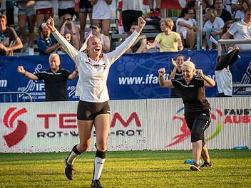 Zwei Franken sind Weltmeister. Bundestrainerin Silke Eber stürmt nach dem Triumph 2018 in Österreich zu Svenja Schröder aufs Spielfeld. Foto: Valentin Weber