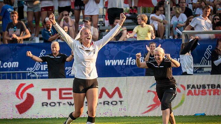 Zwei Franken sind Weltmeister. Bundestrainerin Silke Eber stürmt nach dem Triumph 2018 in Österreich zu Svenja Schröder aufs Spielfeld. Foto: Valentin Weber