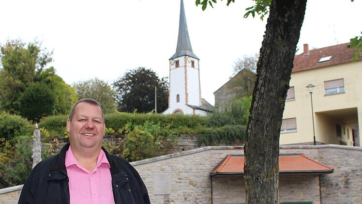Seit 50 Jahren wohnt Bernold Martin auf seinem Hof mit Blick auf das kirchliche Zentrum von Schondra. Foto: Julia Raab