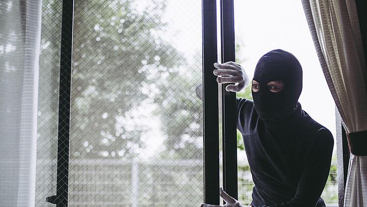 Zu zwei Einbrüchen sucht die Polizei derzeit Zeugen und Hinweise. Im Visier der Einbrecher waren jeweils Wohnhäuser in Hischaid und Neunkirchen am Brand. Symbolfoto: beeboys  / Adobe Stock