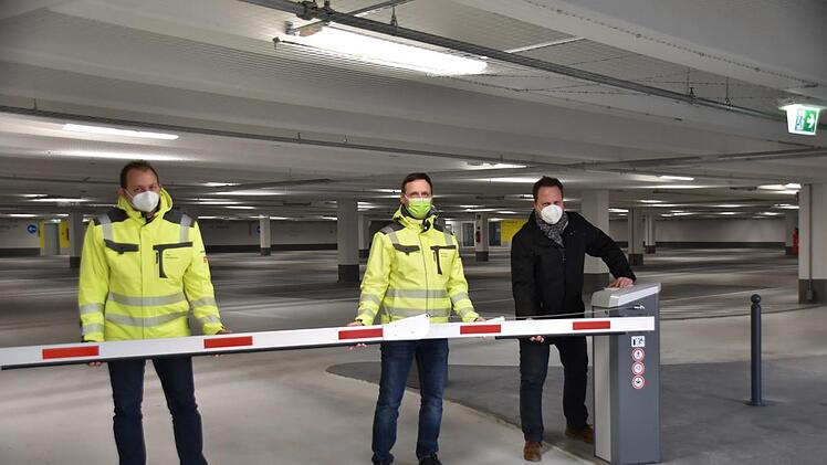 Ingo Wolfgramm, Michael Kuhnlein und OB Ingo Lehmann (von links) gaben die Tiefgarage gestern wieder frei.