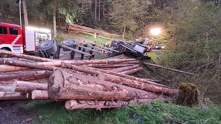 Landkreis Kronach: Spektakulärer Lkw-Unfall in Waldgebiet - Ladung rollt Abhang hinunter