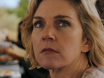 Carol (Rhea Seehorn) muss in "Pluribus" feststellen, dass sich die Welt &uuml;ber Nacht stark ver&auml;ndert hat. Skeptische, ja &uuml;bellaunige Menschen wie sie werden mit viel Verst&auml;ndnis behandelt, sind aber krasse Au&szlig;enseiter. Die genial konzipierte Apple-Serie vereinigt Elemente von Sci-Fi, Drama, Comedy und philosophischem Gedankenexperiment.