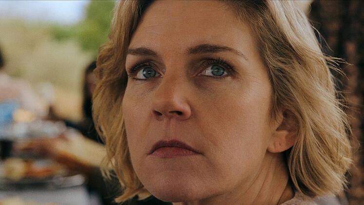 Carol (Rhea Seehorn) muss in "Pluribus" feststellen, dass sich die Welt &uuml;ber Nacht stark ver&auml;ndert hat. Skeptische, ja &uuml;bellaunige Menschen wie sie werden mit viel Verst&auml;ndnis behandelt, sind aber krasse Au&szlig;enseiter. Die genial konzipierte Apple-Serie vereinigt Elemente von Sci-Fi, Drama, Comedy und philosophischem Gedankenexperiment.