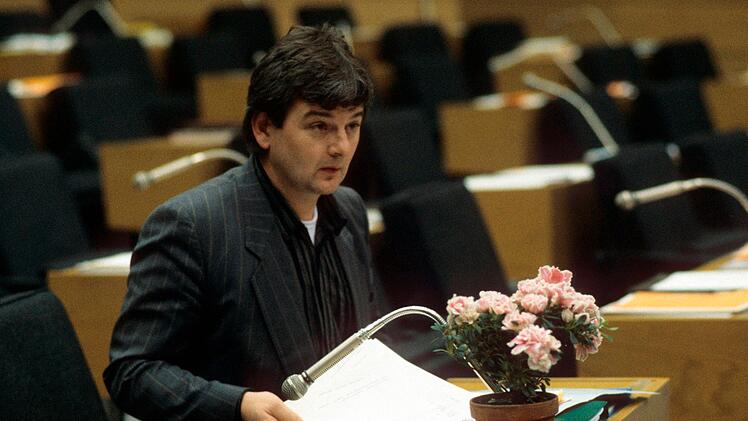 Der Gr&uuml;nenpolitiker Joschka Fischer forderte im Bundestag nach dem Super-GAU (Hr&ouml;&szlig;ter anzunehmender Unfall)den sofortigen Atom-Ausstieg.