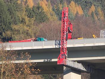 Mit diesem Untersichtgerät kontrollierten Bauarbeiter gestern den Zustand der Brücke. Foto: Ulrike Müller