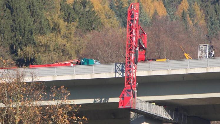 Mit diesem Untersichtgerät kontrollierten Bauarbeiter gestern den Zustand der Brücke. Foto: Ulrike Müller