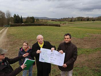 Architekt Stefan Moncken erklärt die Planung vor Ort (im Hintergrund das Areal für den Tierfriedhof) Tierheimleiterin Elke Pohl, Vereinsvorsitzendem Liebhard Löffler und Friedhof-Ausschuss-Mitglied Thomas Fischer. Foto: Barbara Herbst