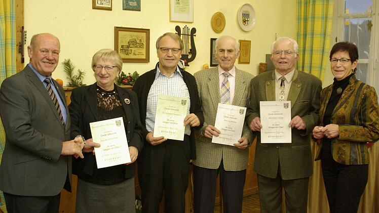 Sängerkreisvorsitzender Paul Kolb (l.) und MGV-Vorsitzende Edith Deinlein (r.) zeichneten (v. l.) Roswitha Vogler, Rudolf Hofmann, Josef Kirchner und Anton Schaupp für ihre Treue mit der silbernen und der goldenen FSB-Ehrennadel aus.  Foto: Winfried Ehling