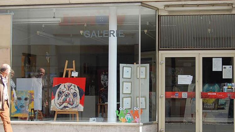 In der Coburger Ketschengasse wurde in einem leer stehenden Laden eine kleine Galerie eingerichtet - ganz so, wie es Stadtmarketing-Experte Klaus Stieringer empfiehlt.  Foto: Helke Renner