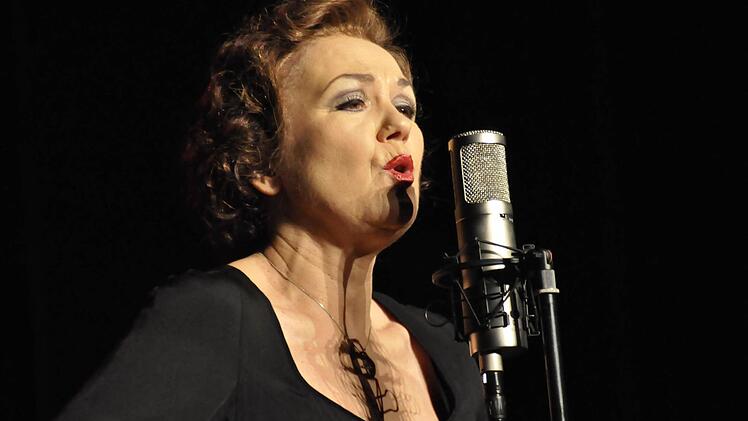 Christa Platzer als Edith Piaf.  Foto: Peter Klopf