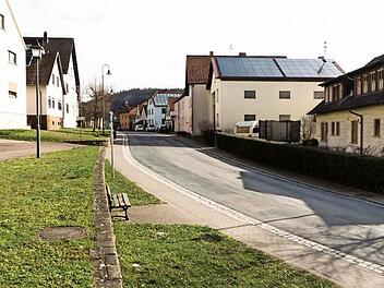 Die Kanalsanierung wird angegangen. Einstimmig beschloss der Stettfelder Gemeinderat die Sanierung der Kanäle und der Wasserleitungen in der Hauptstraße (im Bild), der Seeringstraße und am Rudendorfer Weg.  Foto: Christian Ziegler