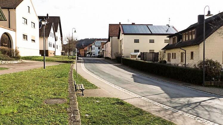 Die Kanalsanierung wird angegangen. Einstimmig beschloss der Stettfelder Gemeinderat die Sanierung der Kanäle und der Wasserleitungen in der Hauptstraße (im Bild), der Seeringstraße und am Rudendorfer Weg.  Foto: Christian Ziegler