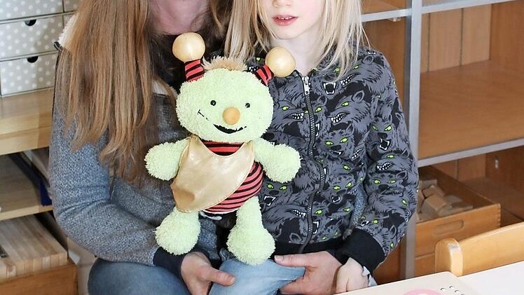 Kingston Woodrum freut sich auf die Einschulung. Die Kontinente kann er schon zeigen (Foto oben). Mutter Sandra Woodrum kennt das alles schon von Kingstons älterem Bruder Tyler. Fotos: Carmen Schwind